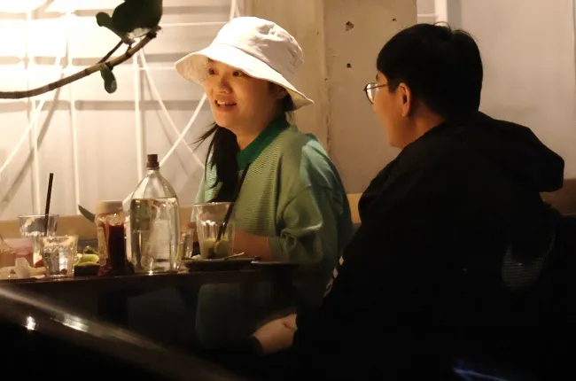 金曲歌后徐佳瑩（左）跟工作人員吃飯笑開懷。特勤中心攝