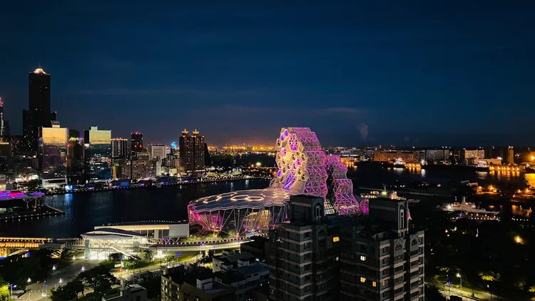 福容高雄店25樓尊榮景觀餐廳，可一覽高雄港無敵夜景。業者提供