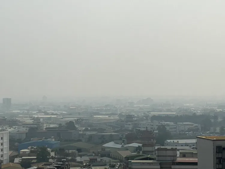 台中市這幾天空汙嚴重，一早起來窗外就是霧濛濛。讀者翁清雅提供