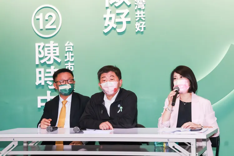 吳思瑤（右）直言，原先設定以8600萬元打選戰，但目前已超支。趙世平攝