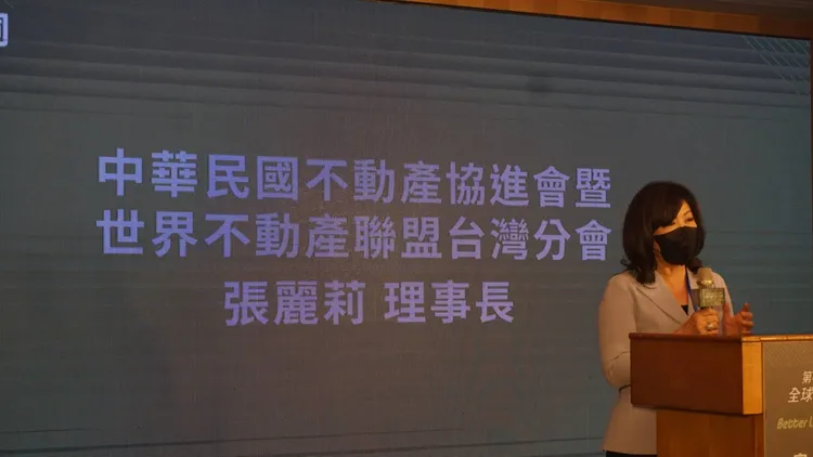 張麗莉會前採訪指出，明年房市景氣呈現個案表現，主因是整體經濟面動盪極大。葉家銘攝