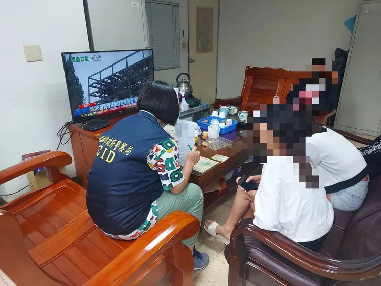 女警關懷小美的親子關係。警方提供