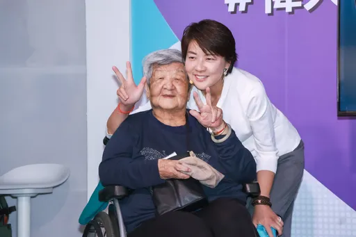 90多歲母親現身臉貼臉力挺　黃珊珊讚兒子「上天的禮物」
