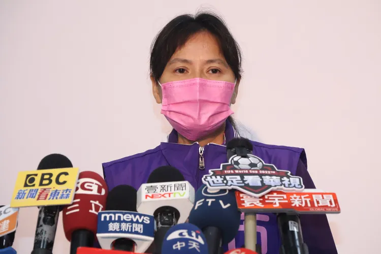第一次參選就選市長的政治素人陳美妃穿上紫色旗袍與選戰背心，雖不夠正式，但袁鶴齡對其表現表示肯定。張喆喜攝