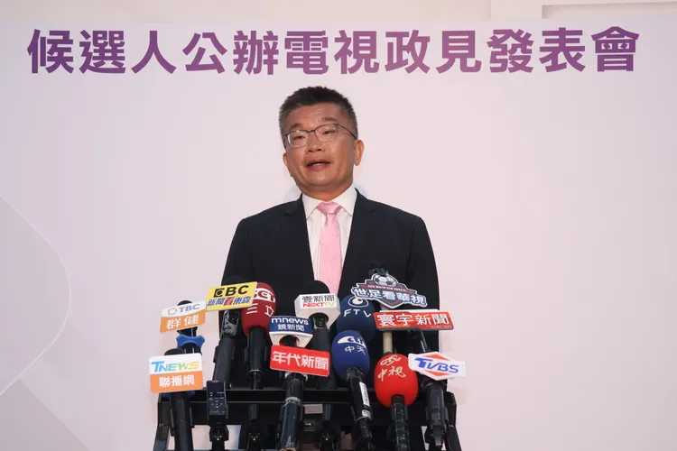 袁鶴齡認為蔡其昌粉色領帶搭配西裝很突出，對於老人健保切割自己與林佳龍設下停損點是很棒的回應。張喆喜攝