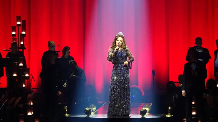 莎拉布萊曼換穿多套閃閃發光的表演服，每套都高貴宛如女神。寬宏藝術提供