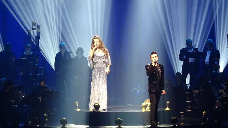 她與羅馬尼亞男歌手Narcis Ianău對唱動畫片《雪人》主題曲《Walking in the Air》。寬宏藝術提供