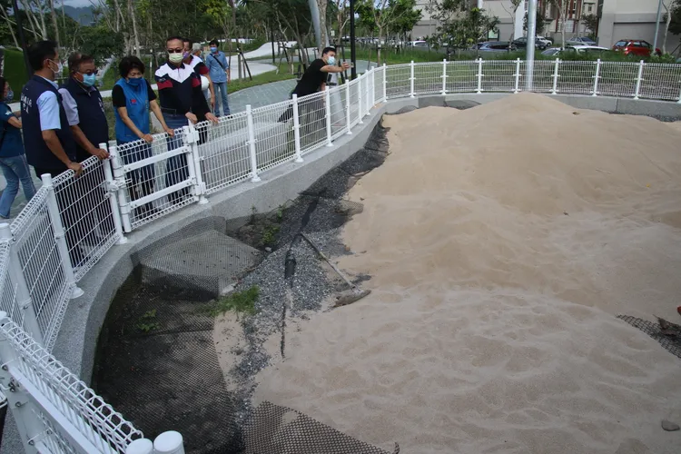 台東縣長饒慶鈴聽取縣府建設處簡報說明。台東縣府提供