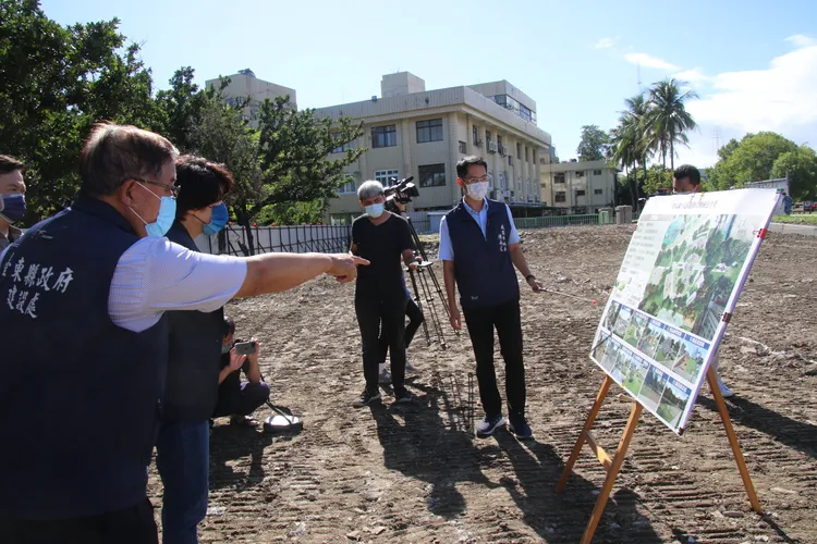台東縣長饒慶鈴視察縣內公園工程。台東縣府提供