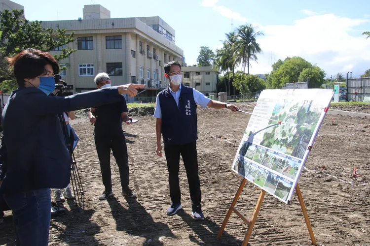 台東縣長饒慶鈴視察市區重大公園工程。台東縣府提供