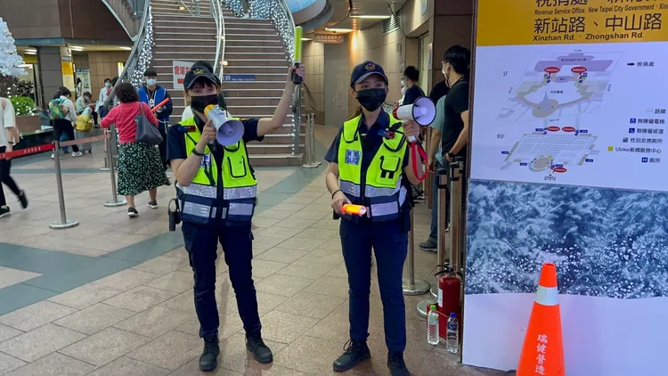 「行動DJ警察」值勤的情形。新北警提供