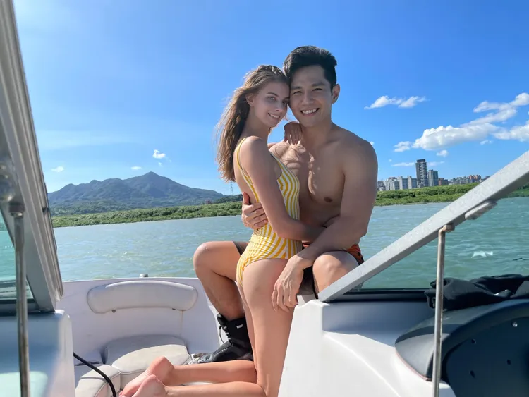 祖雄（右）和佳娜都擁有養眼身材。星浪娛樂提供