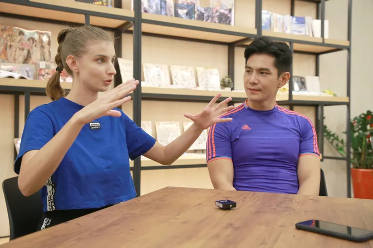 祖雄（右）盯著愛人佳娜暢談興趣。朱世閎攝