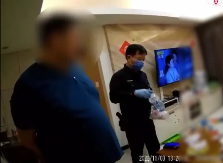警方搜索楊男住處。翻攝畫面