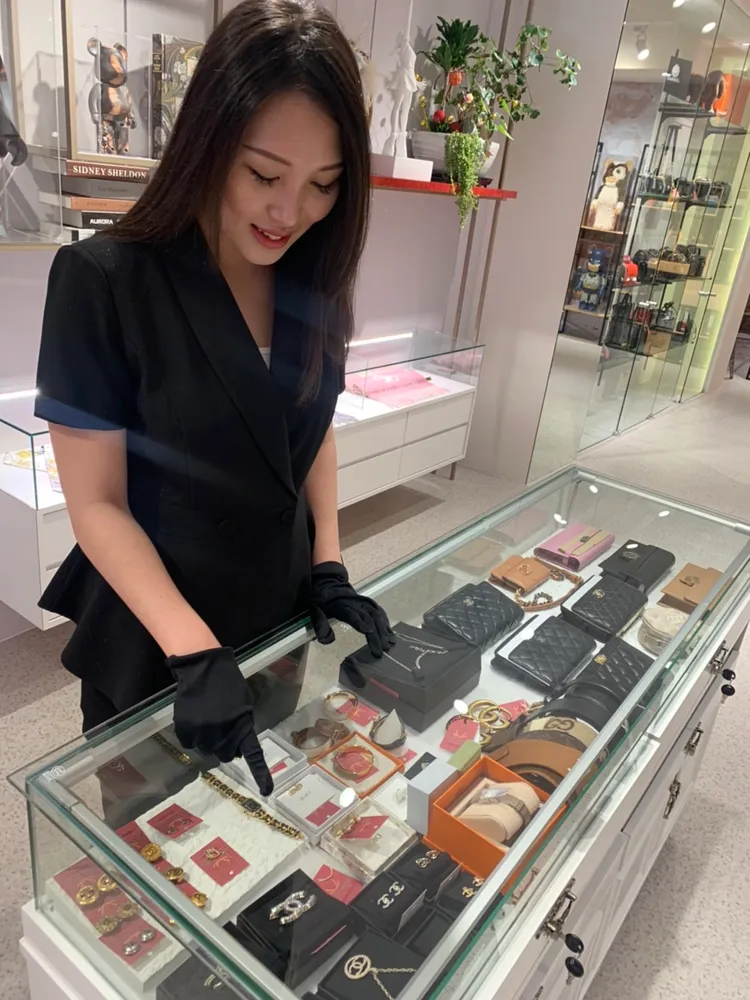 黎都二手精品店內除了包包，還有皮件、首飾、皮帶等超過500種精品。曾雪蒨攝