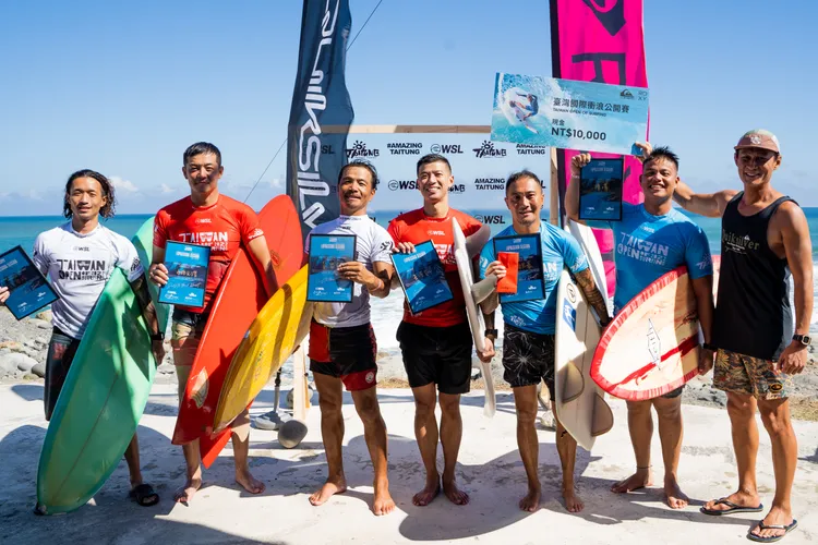 藝人姚元浩（左二）領軍的男子短板復古式表演賽浪人。台東縣府提供