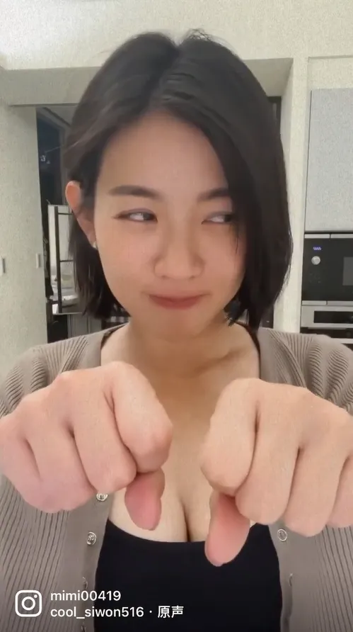 這個表情有像安妮亞邪惡的表情。翻攝米可白臉書