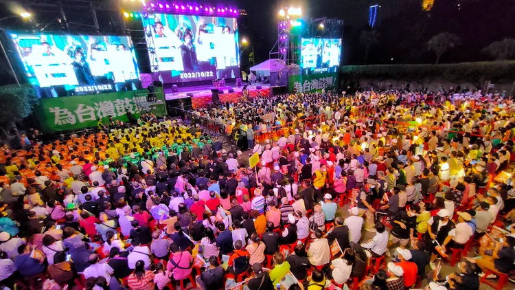 民進黨今晚舉辦「為台灣鼓舞」晚會，跟國民黨造勢會互別苗頭。葉志明攝