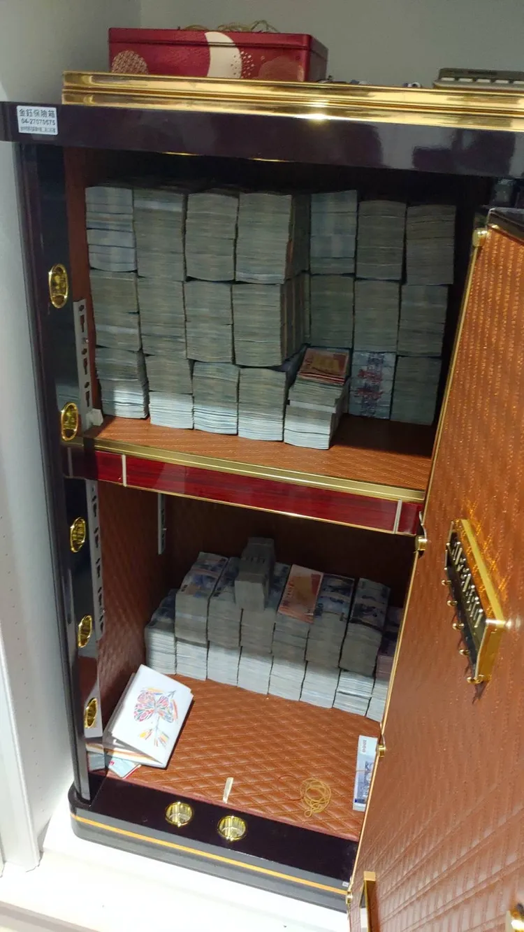警方在J董住處搜出的大批現金。讀者提供