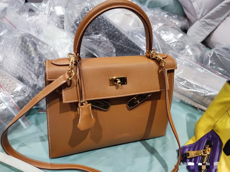 J董家中查獲的HERMES  KELLY名牌包。讀者提供