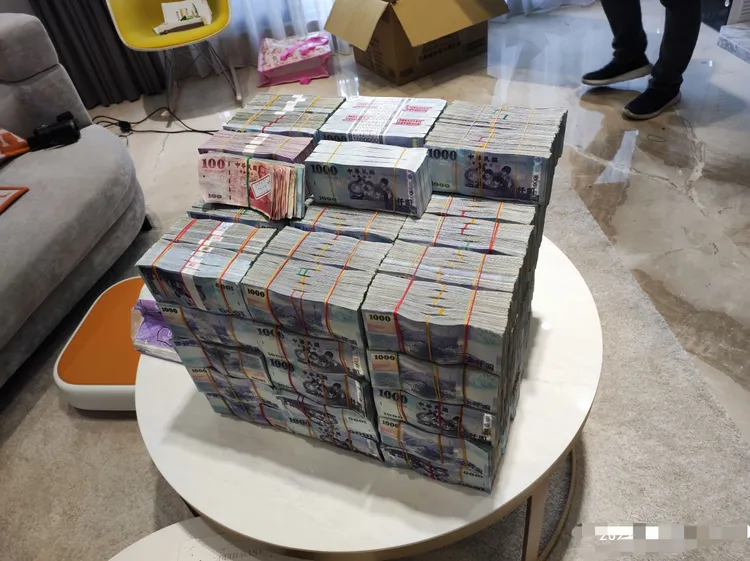 J董家中搜出的現金。讀者提供