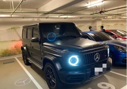 警方查扣J董所有的賓士Ｇ63越野車、兩輛保時捷跑車。讀者提供