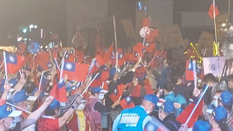 鍾東錦苗栗市造勢晚會，鍾大進場時，支持者高舉旗幟熱情揮舞。楊永盛攝