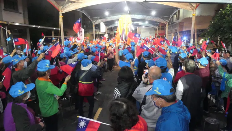 國民黨苗栗縣長候選人謝福弘，今晚在縣黨部前舉行造勢晚會，現場擠滿支持人潮。楊永盛攝