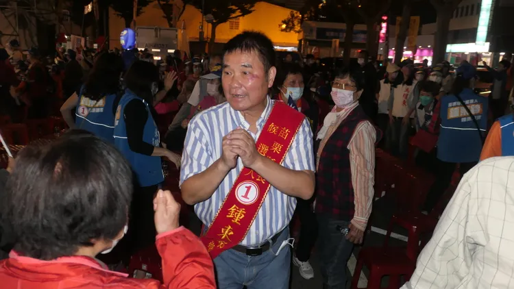 鍾東錦逐一在在場支持者拱手道謝。楊永盛攝