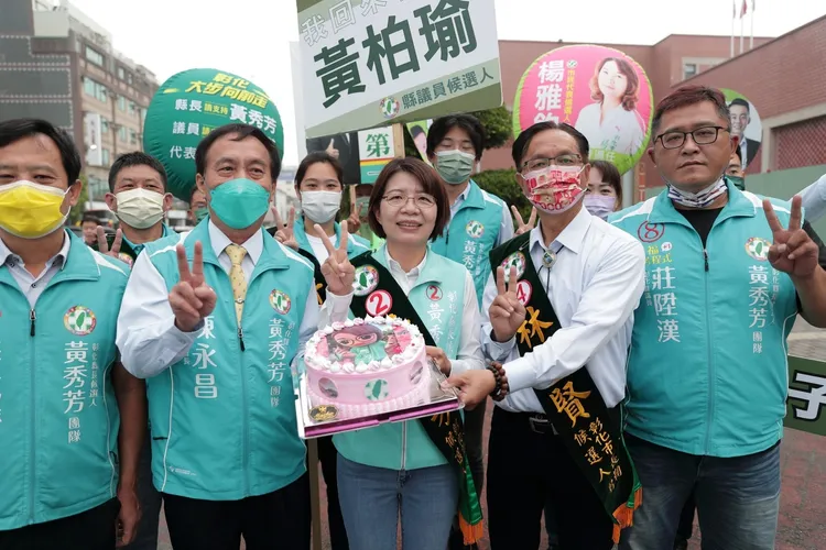 今天是黃秀芳生日，她看到後援會幹部送上的秀芳娃娃蛋糕十分驚喜。黃秀芳競總提供