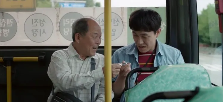金基天（左）在《雖然是精神病但沒關係》飾演越戰後罹患創傷後壓力症候群的病患，劇中與金秀賢的哥哥吳正世一起搭公車外出療養院透氣。翻攝tvN