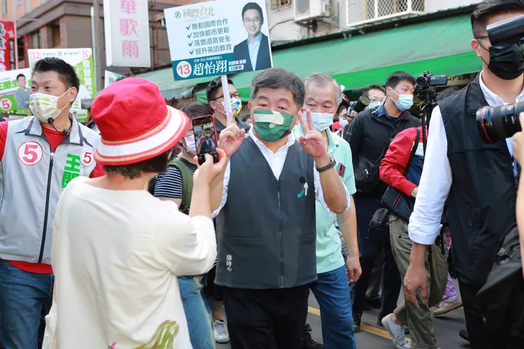 陳時中今早赴景美市場掃街拜票。朱世閎攝