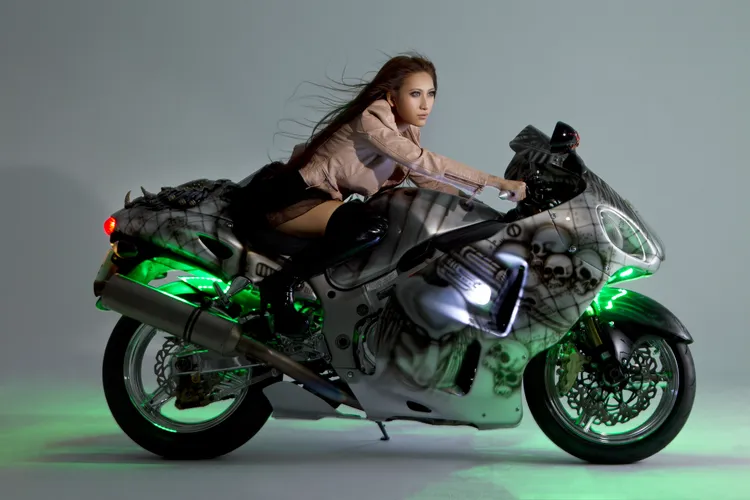 呂婕菲騎重機辣度破錶。寬寬整合行銷提供