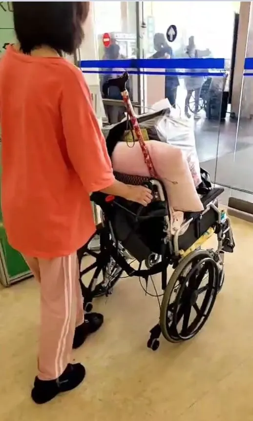 陳女住院5個多月後，終於將於11月20日出院。圖為她推輪椅復健的情況。資料照片