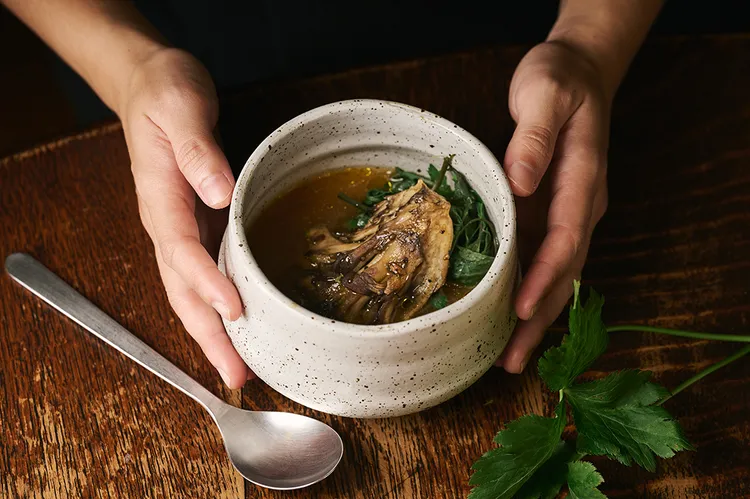 台中菜市場的湯品 (菜湯、豆瓣菜油)，以阿美族的八寶湯為發想，食材用上紫背草、昭和草、龍葵、芋梗、豆瓣菜等當季野菜。業者提供