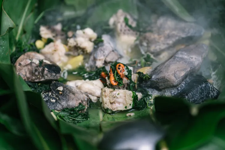 紅瓦屋的「石頭火鍋」，以傳統方式取代前衛作法，真的將石頭燒熱來製作改良版火鍋。業者提供