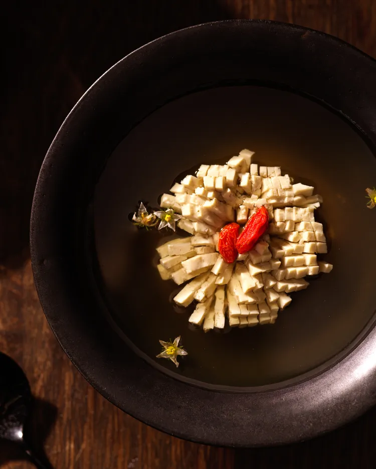 台北 ZÁBU推出的第6階段料理為湯品，用上木鱉葉熬湯，加上味噌釀板豆腐。業者提供