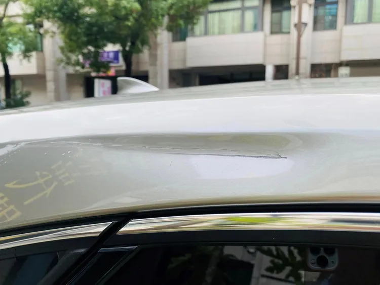 車子直接被招牌給刮出一道痕跡。翻攝爆料公社