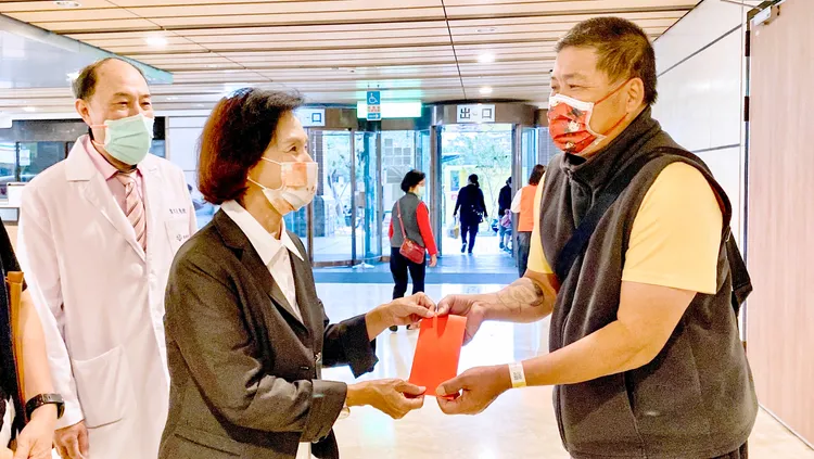 宜蘭縣長林姿妙前來探望，蕭先生父親代表兒子致謝。翻攝照片