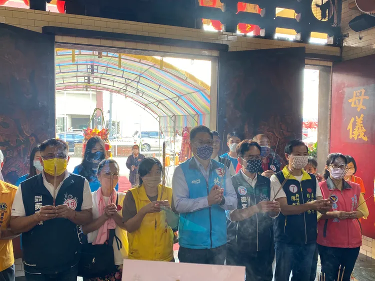 林耕仁周日行程不停歇，今天（13日）上午在來到新竹天后宮出席宮慶茶會，為市民祈福。林耕仁競辦提供