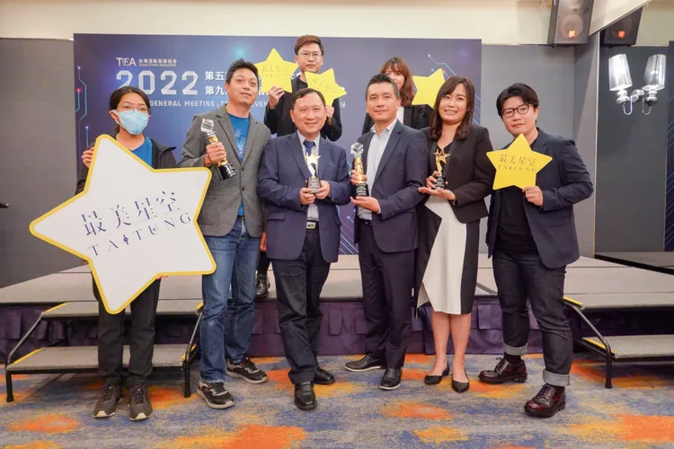 台東最美星空獲肯定，台東副縣長王志輝親赴台北受獎。台東縣府提供