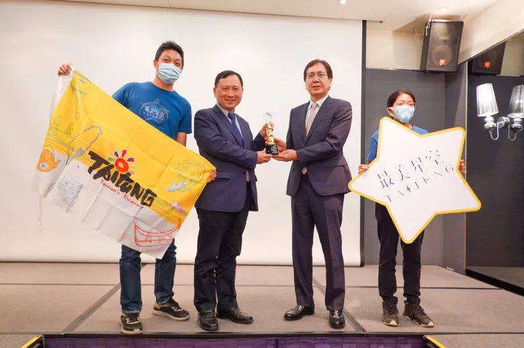 台東副縣長王志輝代表接受台灣活動發展協會（TEA）頒發雙獎座肯定。台東縣府提供
