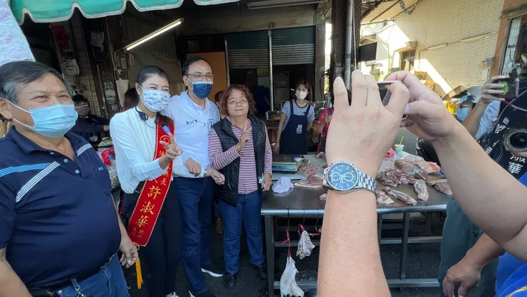 朱立倫的到來，吸引不少支持者搶合照。田兆緯攝