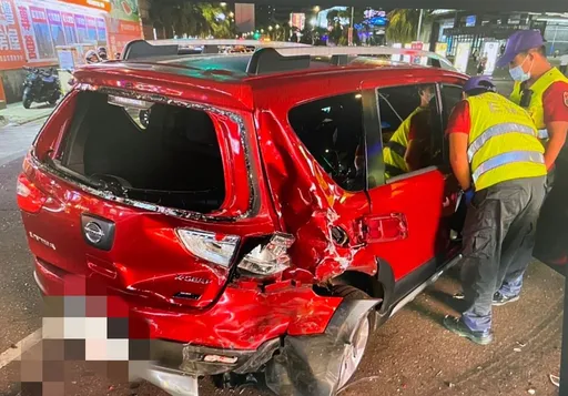 桃園婦疑閃神追撞前方待左轉車　再撞對向車！1女受傷送醫