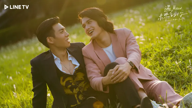 王肇緯（左）和張碩航大談「時空交會」的命定戀愛。LINE TV提供