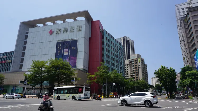 漢神巨蛋商圈屬人口密集區，區段為總量管制學區，購屋要留意設籍問題。葉家銘攝