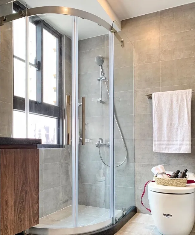 衛浴開窗採光配備免治馬桶。天玉集團提供