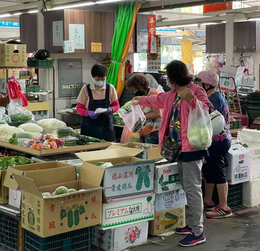 市場買菜老闆結帳600元！媽媽要求重算變300元　網怒：應該不是第一次