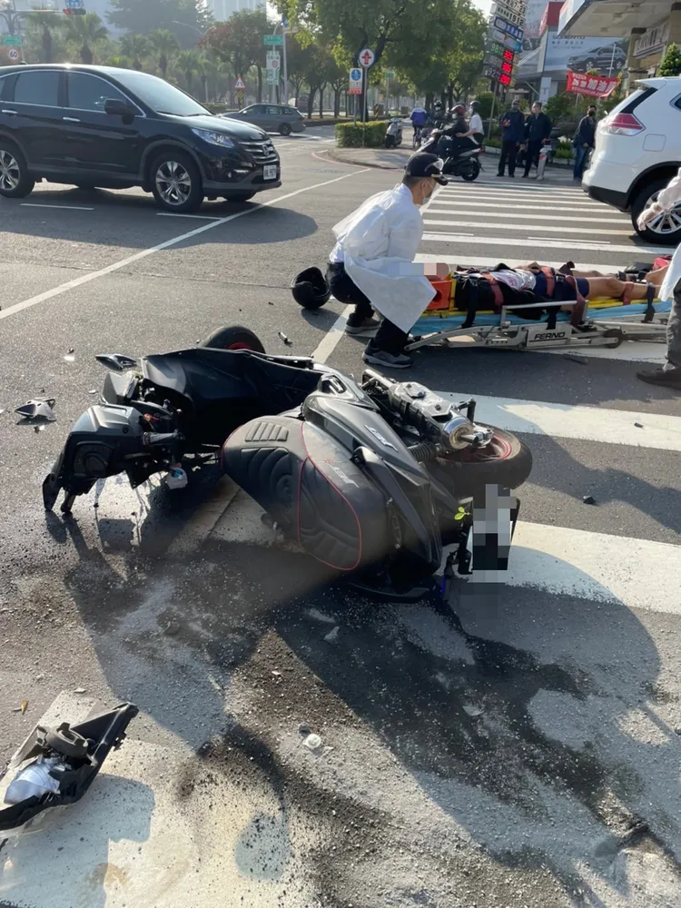 機車騎士頭部受傷，幸無生命危險。讀者提供