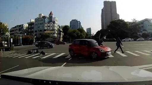 高雄女駕駛鬼切右轉 騎士遭擊落、路人撞飛上天